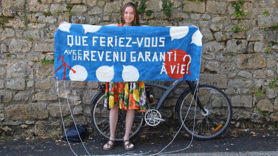 Dordogne : elle pédale pour parler du revenu de base